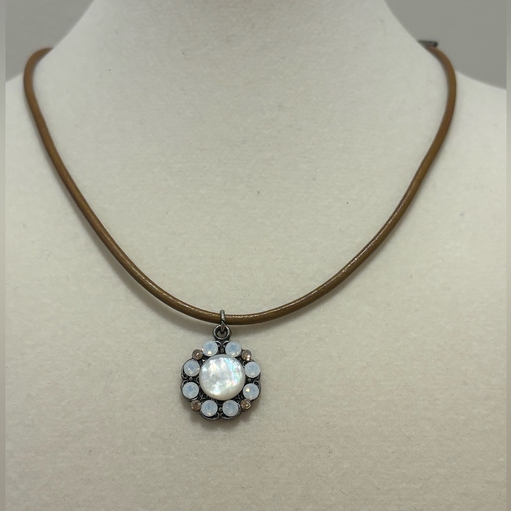 NECKLACE WITH FAUX LEATHER ROPE